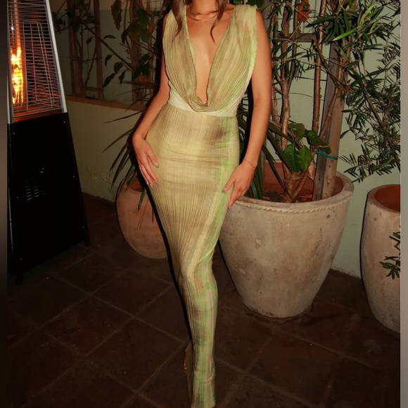 PrettyLittleThing Dresses & Skirts - Green Tie Dye Print Plisse Cowl Plunge Maxi Dress